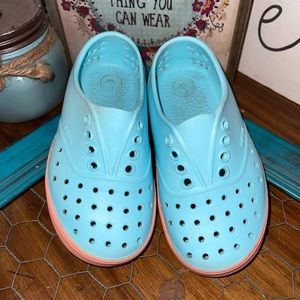 Native size 10 blue and peach